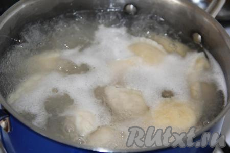 Варить вареники с момента закипания воды, примерно, 10 минут на небольшом огне.