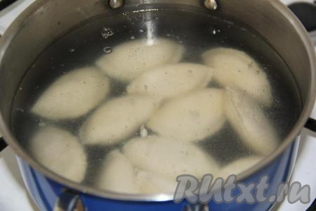 Воду для варки вареников довести до кипения, слегка посолить и опустить вареники в кипящую воду.