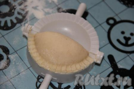 Сформировать вареники с творогом.