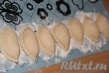 Готовые вареники с творогом выложить на припыленную мукой поверхность. Можно заморозить вареники в морозильной камере.