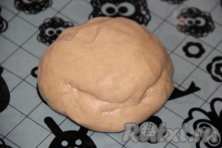 Тесто прикрыть полотенцем и оставить на столе на 15-30 минут. Тесто для вареников, замешанное на молоке, получится очень эластичным, не липнущим и очень удобным в работе.