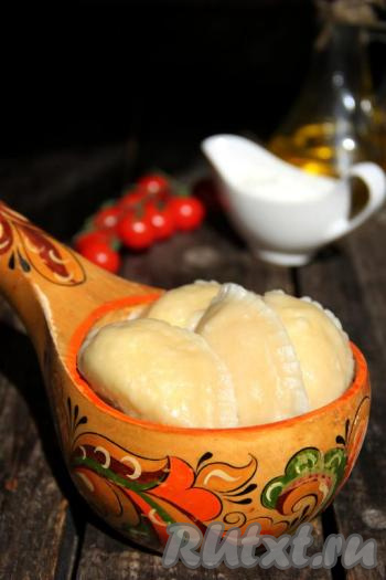 Готовые вареники достать из воды с помощью шумовки и подать к столу в горячем виде. У меня получились в меру сладкие вареники, я подала их с сиропом и сгущёнкой. Вареники из теста, замешанного на молоке по этому рецепту, получаются очень вкусными, они не разваливаются и отлично держат форму.