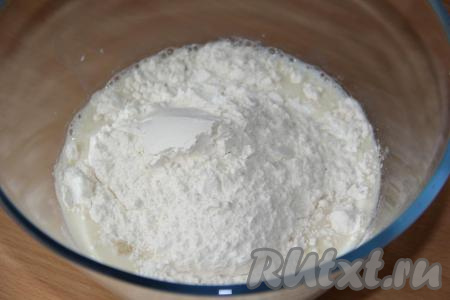 Влить молоко и вбить яйцо в глубокую миску, добавить соль и слегка перемешать. Затем начать небольшими порциями добавлять муку, каждый раз хорошо перемешивая. Как только тесто соберётся в комок, припыливая его мукой, хорошо его вымесить до гладкого состояния.&nbsp;