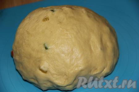 Подмешать цукаты в тесто. Тесто станет не липким и очень приятным в работе.