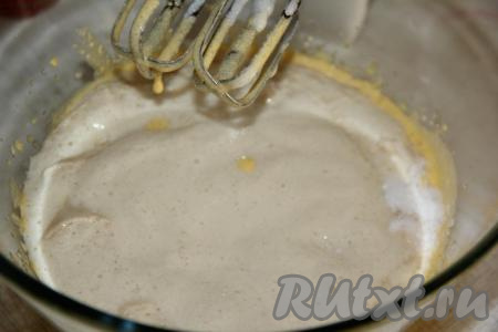 Добавить к желткам опару и перемешать на низкой скорости миксера.