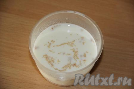 Молоко подогреть, температура молока не должна превышать 40 градусов. В 55 мл&nbsp;тёплого молока добавить 1 столовую ложку сахара и дрожжи, перемешать и оставить на 15 минут в тепле.&nbsp;