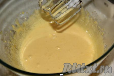 Желтки с сахаром взбить миксером в течение 5 минут.&nbsp;
