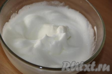 Яйца аккуратно разделить на белки и желтки. К белкам всыпать соль и взбить миксером до стойких пиков.