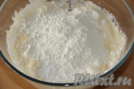В получившуюся массу всыпать просеянную муку и замесить тесто, оно получится слегка липким. Я перемешивала тесто ложкой, можно использовать миксер с насадкой "Крюк".