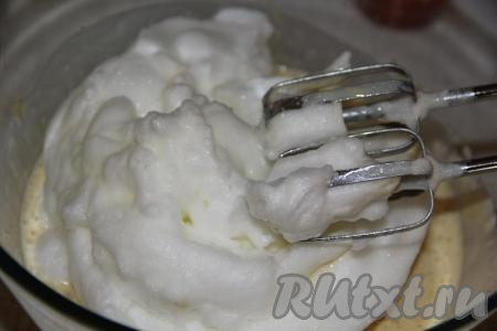 Затем добавить взбитые белки и подмешать их в массу.