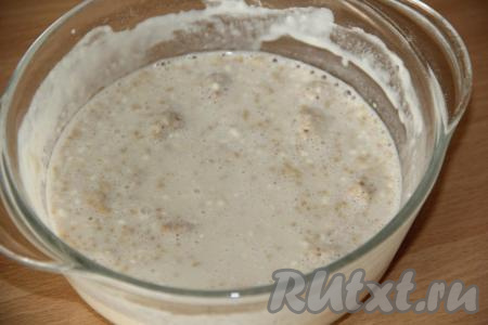 Влить дрожжи в молочную массу, хорошо перемешать и оставить опару на 1 час в тёплом месте.