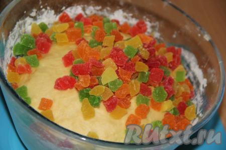 В тесто добавить цукаты.