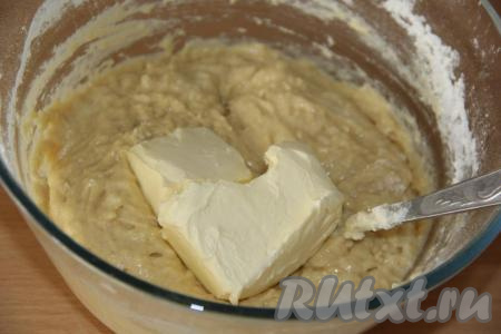 Затем добавить размягченное масло (для того чтобы масло размягчилось, заранее достаньте его из холодильника).