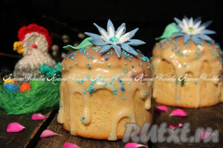 Готовые куличи полностью остудить, а затем украсить по своему вкусу (я покрыла куличи покупной сахарной глазурью, которую приготовила в соответствии с инструкцией на упаковке, и сразу присыпала цветной посыпкой, украсила цветами из мастики). Куличи с цукатами на сухих дрожжах получились и очень вкусными, и красивыми, с приятной влажной текстурой. Уверена, такая выпечка станет достойным украшением пасхального стола!