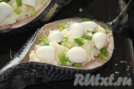 Вареные яйца очистить, разрезать на две половинки и выложить поверх начинки. Если используете куриное яйцо, то лучше нарезать его на кружочки.