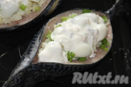Смазать начинку сметаной (на каждую рыбку достаточно по 2 столовые ложки&nbsp;сметаны).