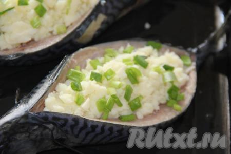 Поверх картофеля выложить мелко нарезанный зелёный лук.