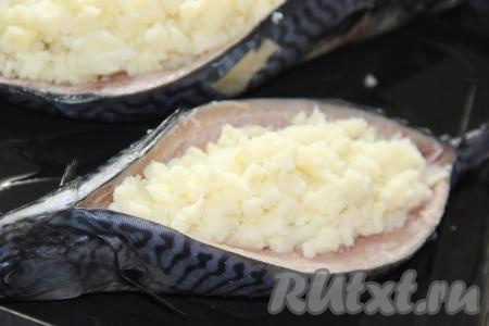 Выложить картофель в лодочку. Я&nbsp;использовала пюре, если используете отварной картофель, то нарежьте его на кубики среднего или мелкого размера.