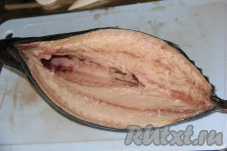 Тушку скумбрии&nbsp;вымыть (если рыба заморожена, заранее достаньте её из морозилки и разморозьте при комнатной температуре). Сделать глубокий разрез на рыбе со стороны спинки по краю основной кости. Затем перерезать основную кость у хвоста и головы, аккуратно вынуть кость вместе с внутренностями и чёрной пленочкой. Промыть рубку и обсушить бумажным полотенцем. У нас получилась вот такая лодочка для фаршировки.