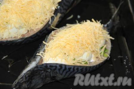 Сыр натереть на мелкой тёрке и присыпать нашу начинку.