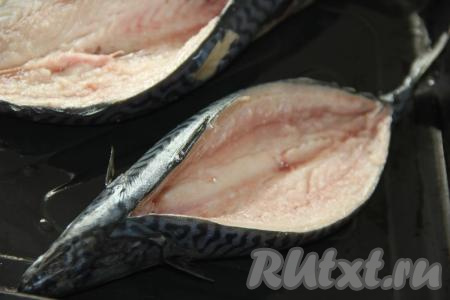 Переложить лодочки из скумбрии на противень. Слегка посолить рыбу внутри.