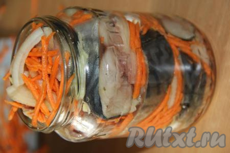 Поверх кусочков скумбрии выложить часть овощей. Таким образом, чередуя, выложить в банку все кусочки рыбы и овощи, плотно утрамбовывая (не забывайте немного солить и посыпать специями каждый слой рыбки). Верхним слоем должны быть овощи.