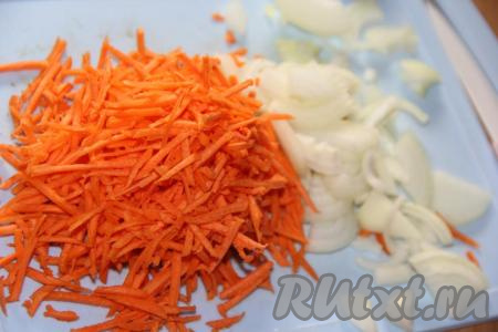 Морковь и лук очистить. Лук нарезать полукольцами, а морковь натереть на крупной тёрке.