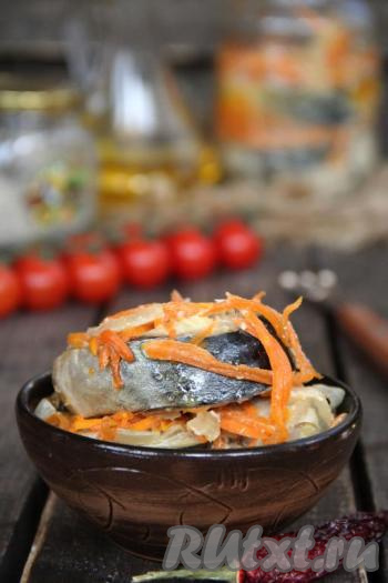 Снять фольгу с банки, переложить скумбрию с овощами на тарелку и подать к столу. Аппетитную рыбку вместе с наивкуснейшими овощами, пропитавшимися в процессе запекания в духовке, рыбным соком, можно подать к столу и в горячем, и в холодном виде. Приготовьте это блюдо и вы, наверняка, ещё не раз вернётесь к этому простому рецепту!