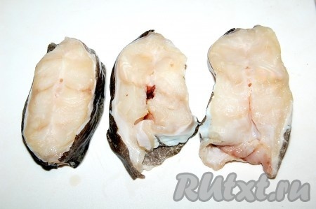 Приготовить кусочки белой рыбы. У меня песчаная зубатка (она не разваливается при тепловой обработке).