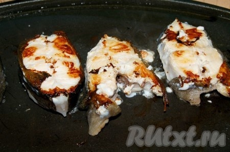 Жарить рыбу до готовности примерно по 7-10 минут с каждой стороны.