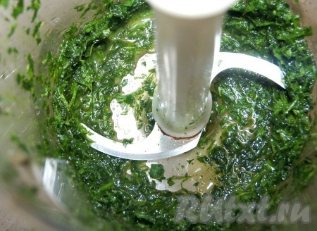 Для соуса положить в блендер петрушку, оливковое масло, соль и перец. Все пропустить  через блендер и соус готов.