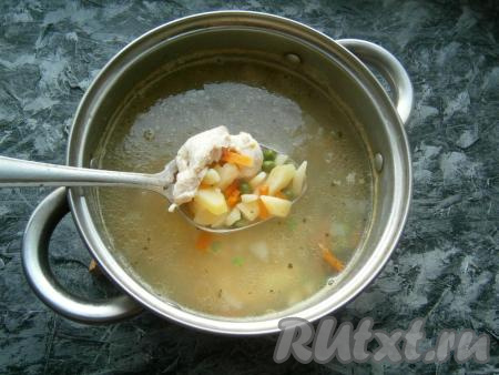 Варить суп на медленном огне еще минут 10-15. В конце добавить измельченный чеснок.