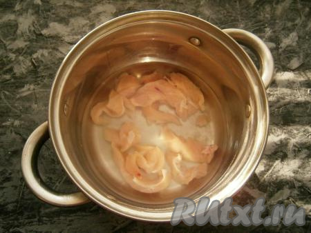 Нарезать куриное филе кусочками, выложить в кастрюлю, влить воду, поставить на огонь. Довести бульон до кипения, убрать пену, воду посолить, убавить огонь. Варить бульон 10 минут.