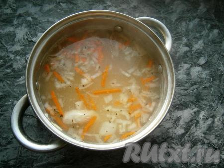 Выложить картофель в кастрюлю, дать закипеть. Далее&nbsp;добавить нарезанную соломкой (или брусочками) морковь и нарезанный кусочками лук, после закипания варить суп на небольшом огне около 20 минут (до готовности картошки). Затем всыпать в куриный суп специи, влить немного растительного масла, если нужно, досолите суп.