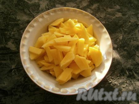 Картофель, морковь, чеснок и репчатый лук нужно очистить. Картошку нарезать небольшими кусочками.