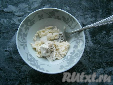 Сюда же&nbsp;добавить соль, сметану, сахар, черный молотый перец.