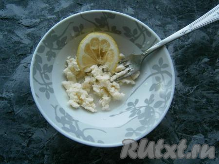 Для приготовления заправки брынзу (или фету) размять вилкой, добавить немного лимонного сока и растительное масло.