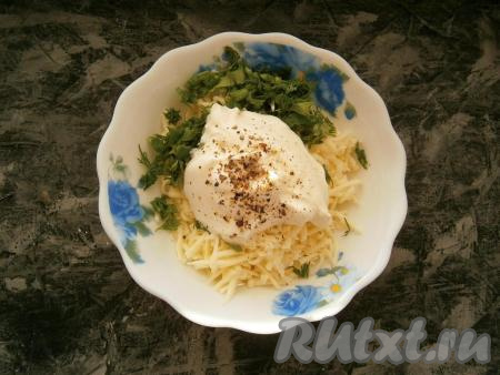 К сыру и зелени добавить сметану и смесь перцев, хорошенько перемешать сырную массу.