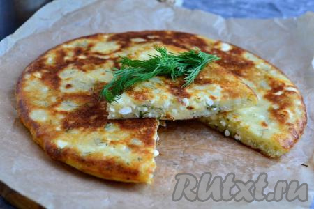 Подать вкуснейшее ленивое хачапури с творогом, приготовленное на сковороде, горячим или теплым, нарезав на части.