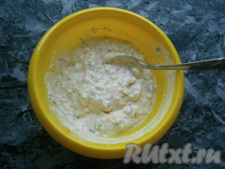 Замесить ложкой тесто, которое должно быть густоватым, не стекающим с ложки. Мука везде разная, поэтому ее может понадобиться больше или меньше.