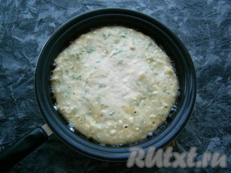 Накрыть сковороду крышкой, готовить ленивое хачапури на небольшом огне до золотистости снизу (минуты 4-5). Верх лепешки за это время должен обсохнуть.