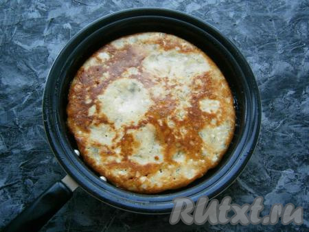 Теперь&nbsp;хачапури нужно перевернуть и продолжать готовить на небольшом огне под закрытой крышкой еще такое же время.&nbsp;