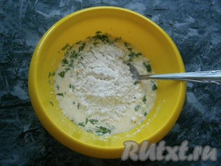 В получившуюся массу добавить измельченную зелень укропа, тщательно перемешать, всыпать соль по вкусу и муку.