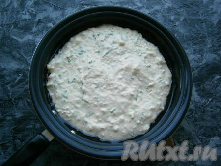 В сковороду влить растительное масло, разогреть сковороду, выложить тесто, разровнять ложкой.