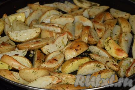 По прошествии времени достаем противень, пробуем молодой картофель на соль, если надо, то подсаливаем. Хорошо перемешиваем картофельные дольки, смазывая их соусом, который остался на противне в процессе запекания.