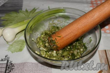 Далее при помощи пестика растираем все ингредиенты соуса в кашицу. Соус должен получиться достаточно солёным, так как мы будем натирать им картофельные дольки и картошка впитает соль в себя.