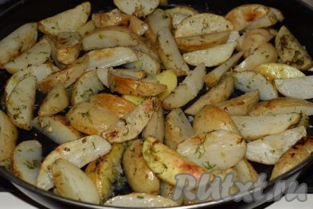 Отправляем противень с картошкой в духовку еще на 25-30 минут. Время приготовления конечно же будет различным, так как размер картофельных долек и сорт молодой картошки у всех разные. Мои дольки запекались 1 час и только после этого времени стали мягкими внутри, а корочка к этому времени стала румяной и очень аппетитной.