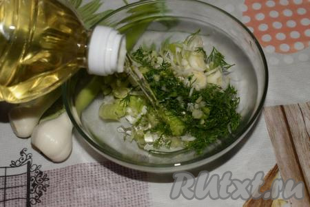 Складываем зелень с чесноком в пиалу, добавляем&nbsp;2&nbsp;столовые ложки растительного масла.