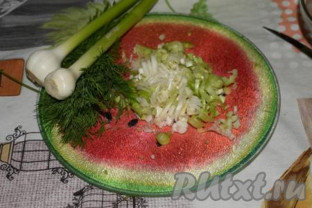 Далее готовим ароматный чесночный соус. Я приготовила этот соус с молодым чесноком, но можно взять и 4-5 зубчиков старого чеснока. Молодой чеснок вместе со стеблями нарезаем мелко (или пропускаем через пресс очищенные зубчики чеснока), добавляем мелко нарезанный укроп (можно взять и другую зелень). Немного укропа оставьте, он нам понадобится для подачи.