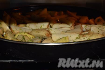 Далее отправляем противень с картошкой в разогретую духовку. Температура для запекания картофельных долек с чесноком должна быть не ниже 200 градусов. Если у вас есть гриль, то можно сразу включить и эту функцию. Запекаем молодой картофель с соусом из молодого чеснока 35 минут.